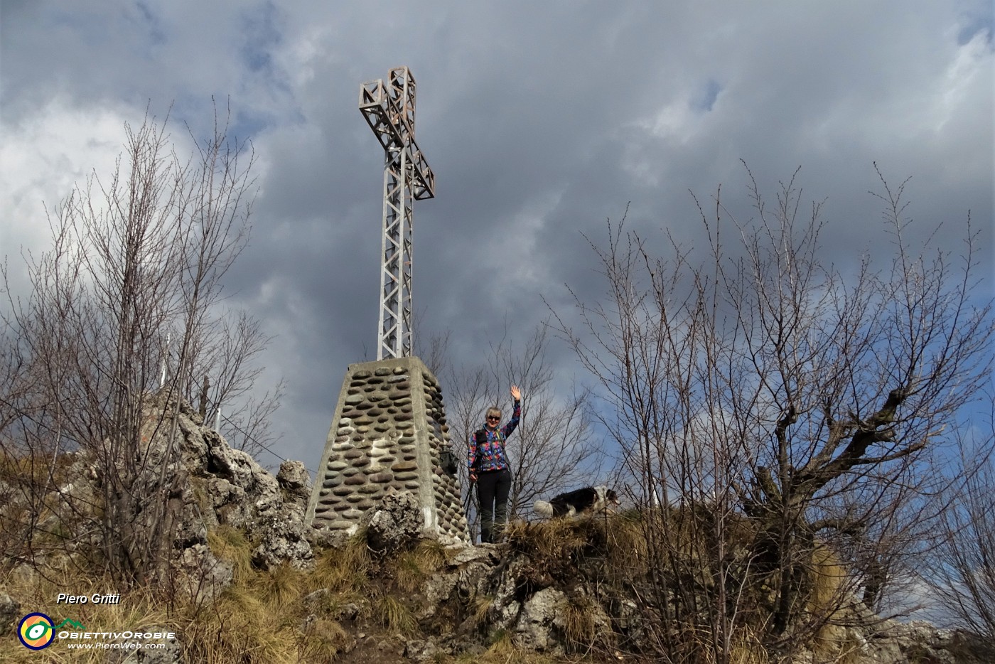 30 Alla croce di vetta della Filaressa (1134 m).JPG